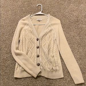 Cream cardigan with pockets.